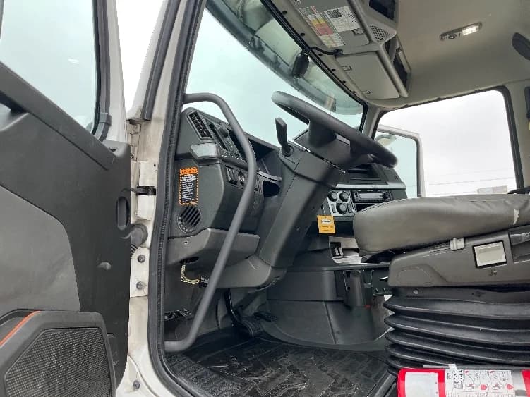 2022 Volvo in Tampa, FL — photo 9