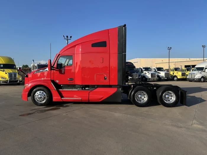 2024 Kenworth T680 in Houston, TX — photo 3