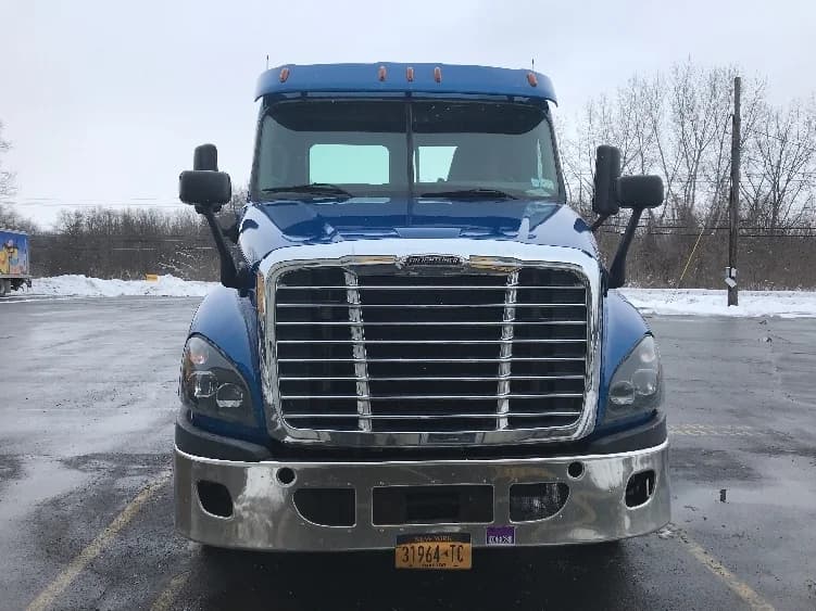 2017 Freightliner Cascadia in Whitesboro, NY — photo 2