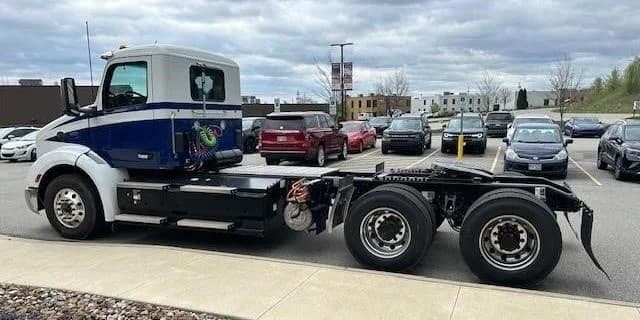 2025 Peterbilt 579 in Broadview Hts, OH — photo 2