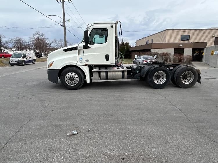2019 Freightliner Cascadia in Omaha, NE — photo 4