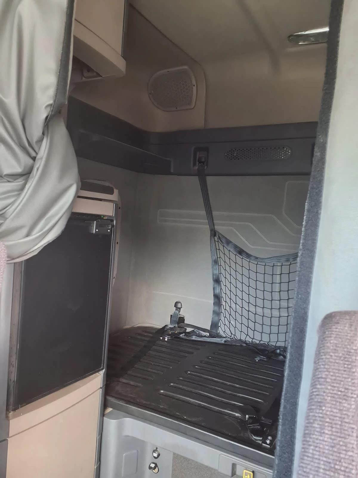 2018 Freightliner Cascadia in Cleveland, OH — photo 8