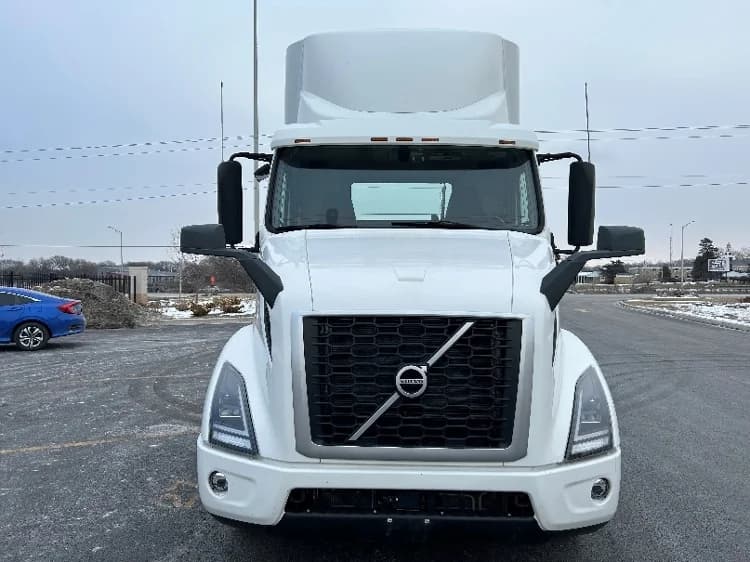 2021 Volvo VNR 640 in La Porte, IN — photo 2