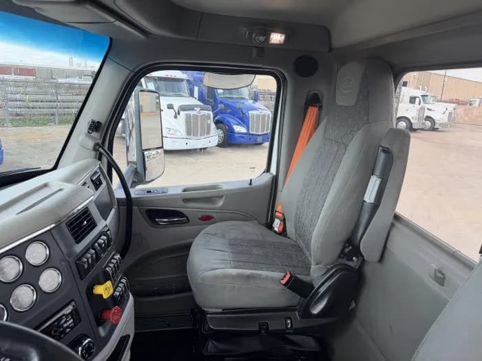 2021 Peterbilt 579 — photo 26