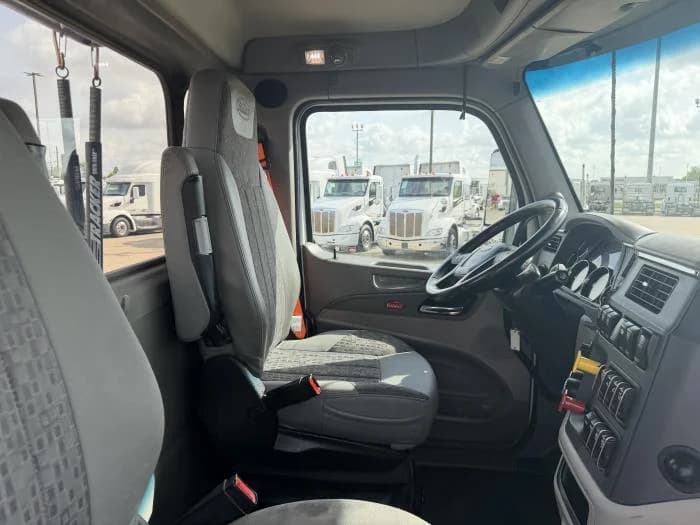 2021 Peterbilt 579 — photo 24