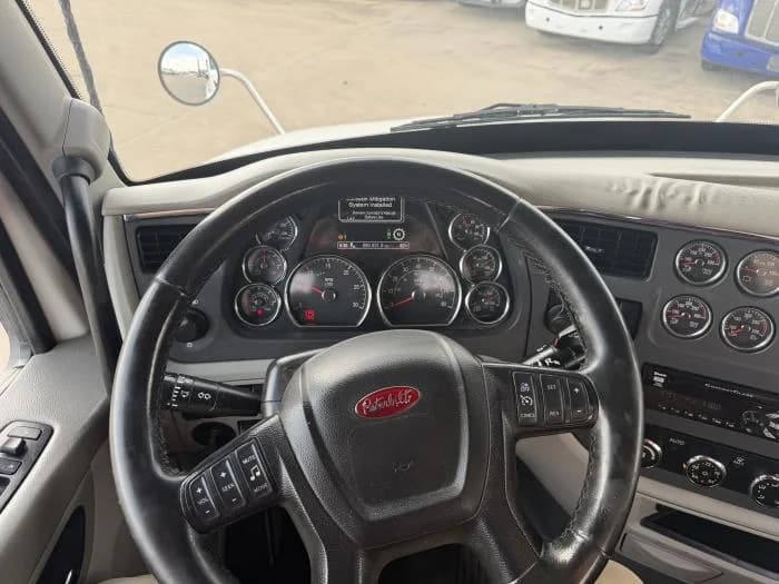 2021 Peterbilt 579 — photo 31