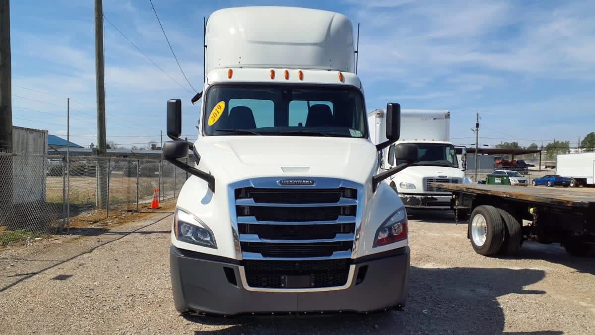 2019 Freightliner Cascadia in Birmingham, AL — photo 2