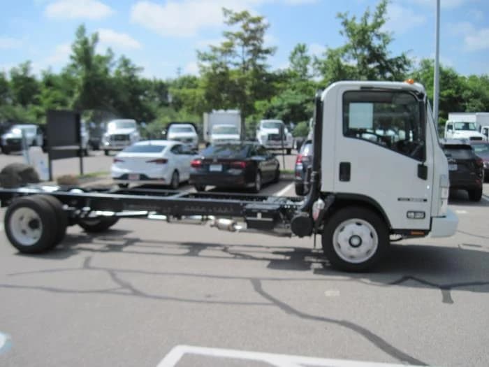 2025 Isuzu NRR in Sealy, TX — photo 5