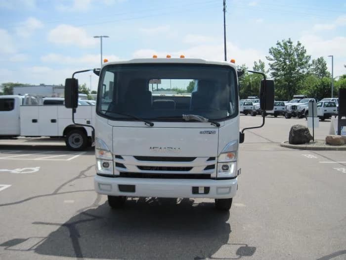 2025 Isuzu NRR in Sealy, TX — photo 7
