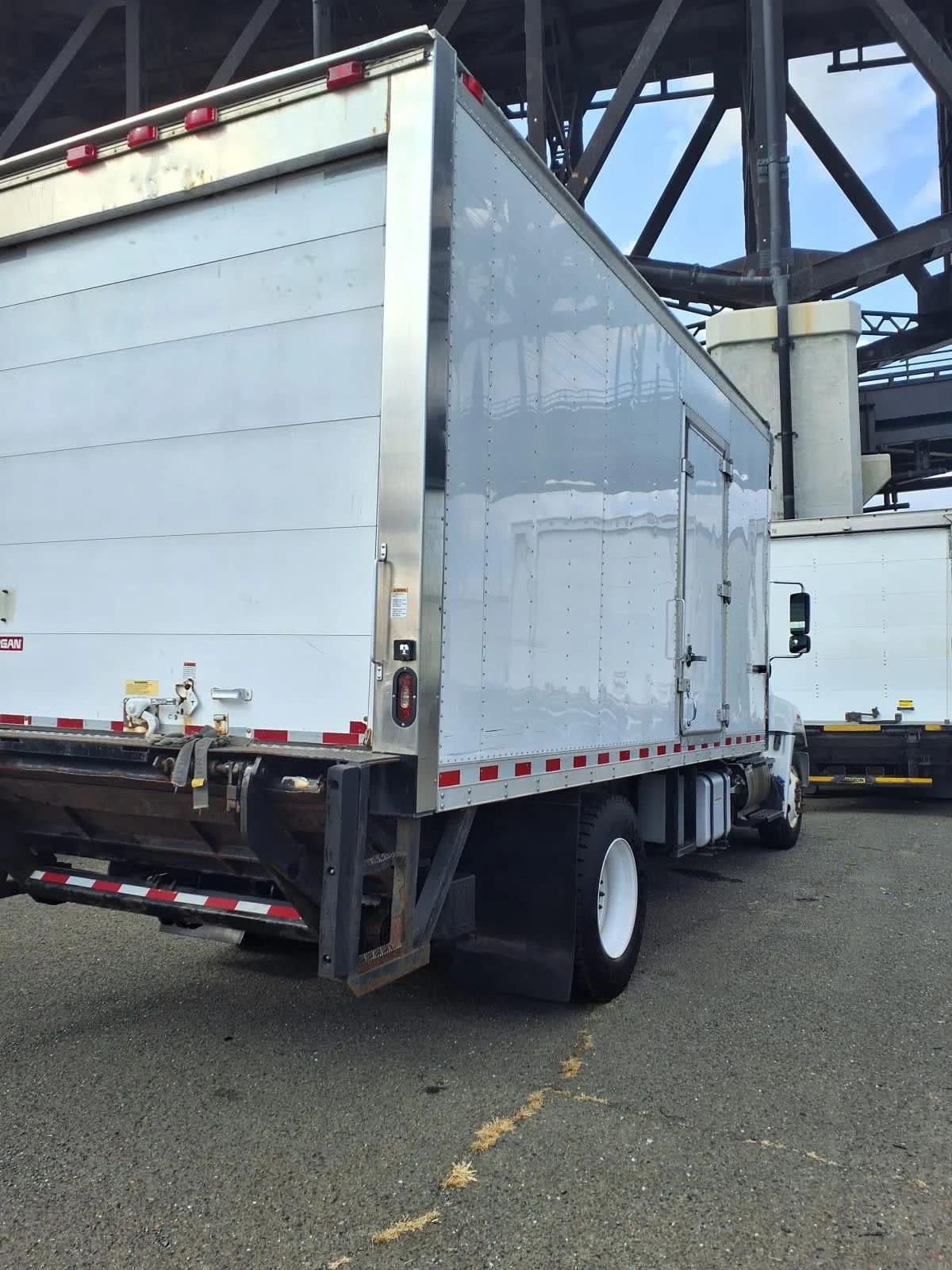 2018 Hino 268 in Kearny, NJ — photo 4