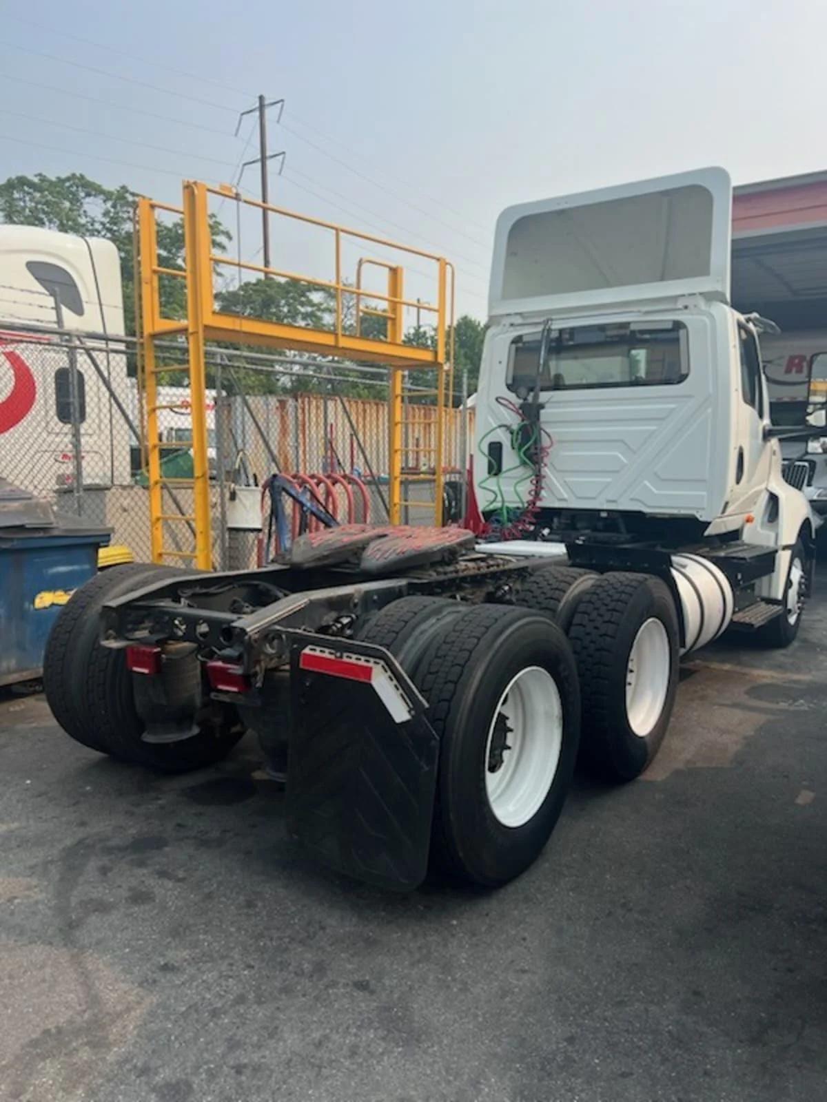 2019 International LT in Newark, NJ — photo 4