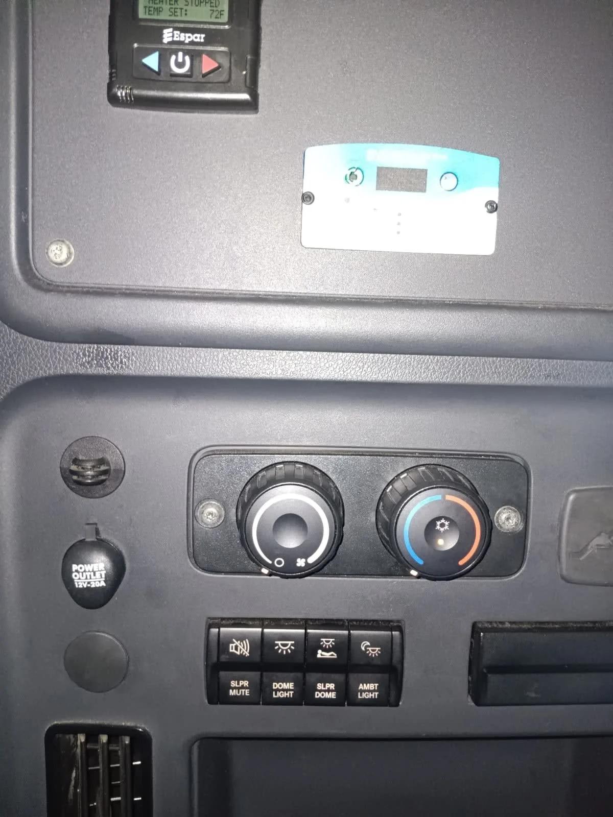 2020 Freightliner Cascadia in Jacksonville, FL — photo 13