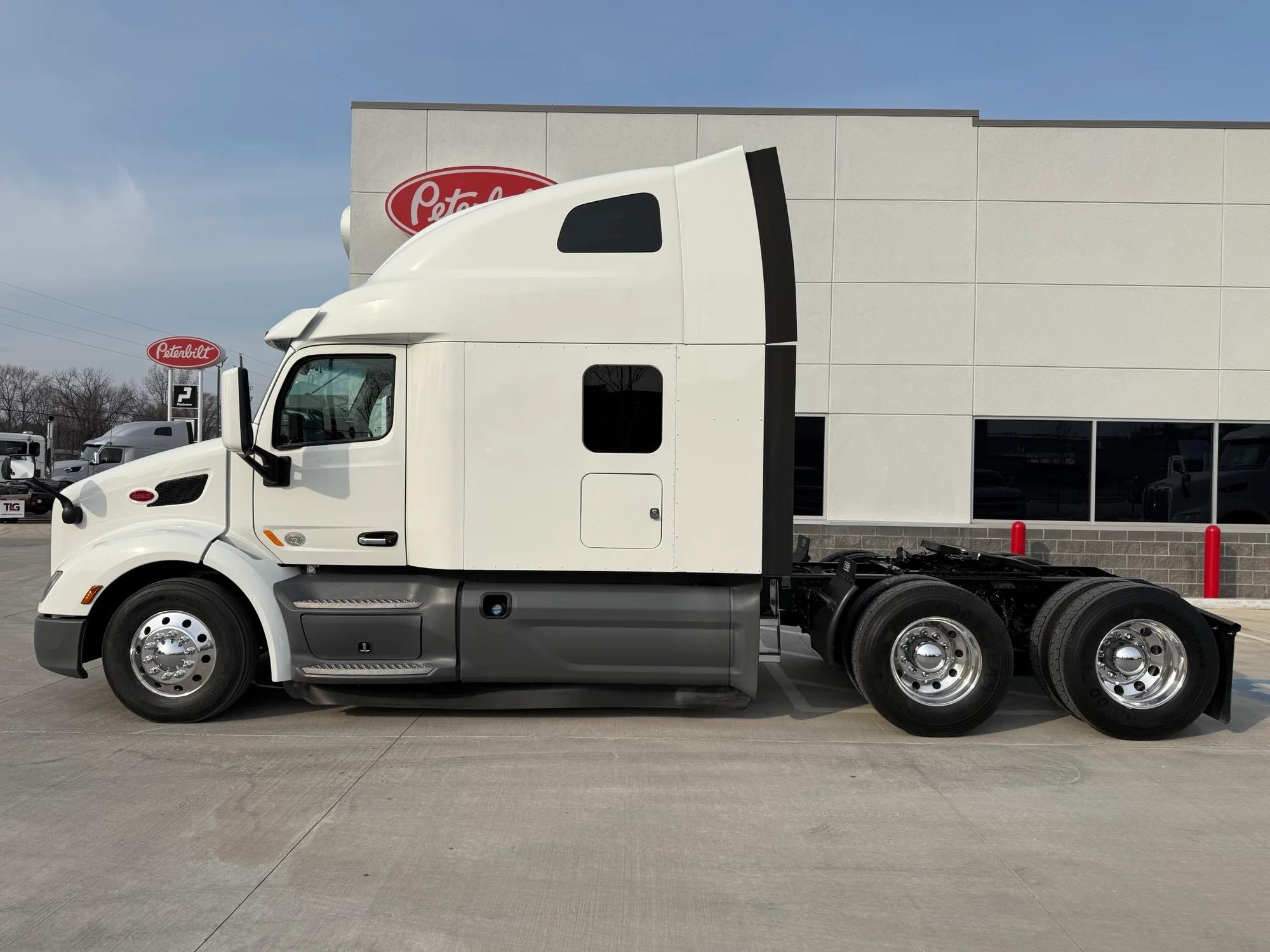 2021 Peterbilt 579 in Lowell, AR — photo 2