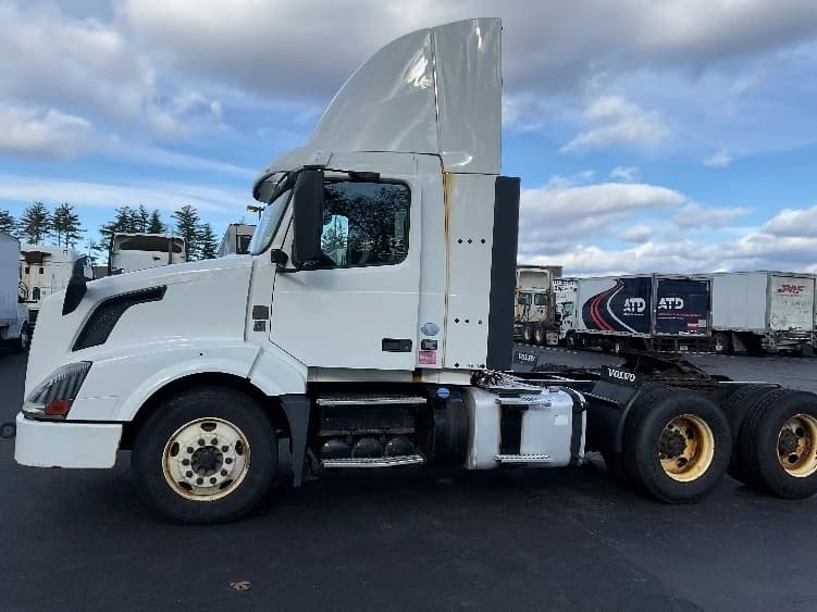 2015 Volvo VNL 300 in Londonderry, NH — photo 4