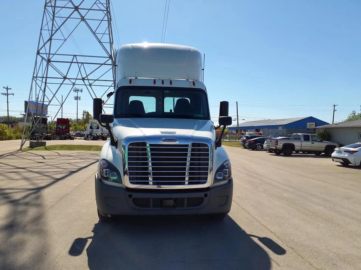 2019 Freightliner Cascadia in Indianapolis, IN — photo 2