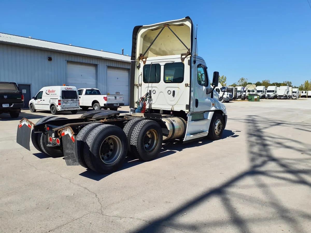 2019 Freightliner Cascadia in Indianapolis, IN — photo 4