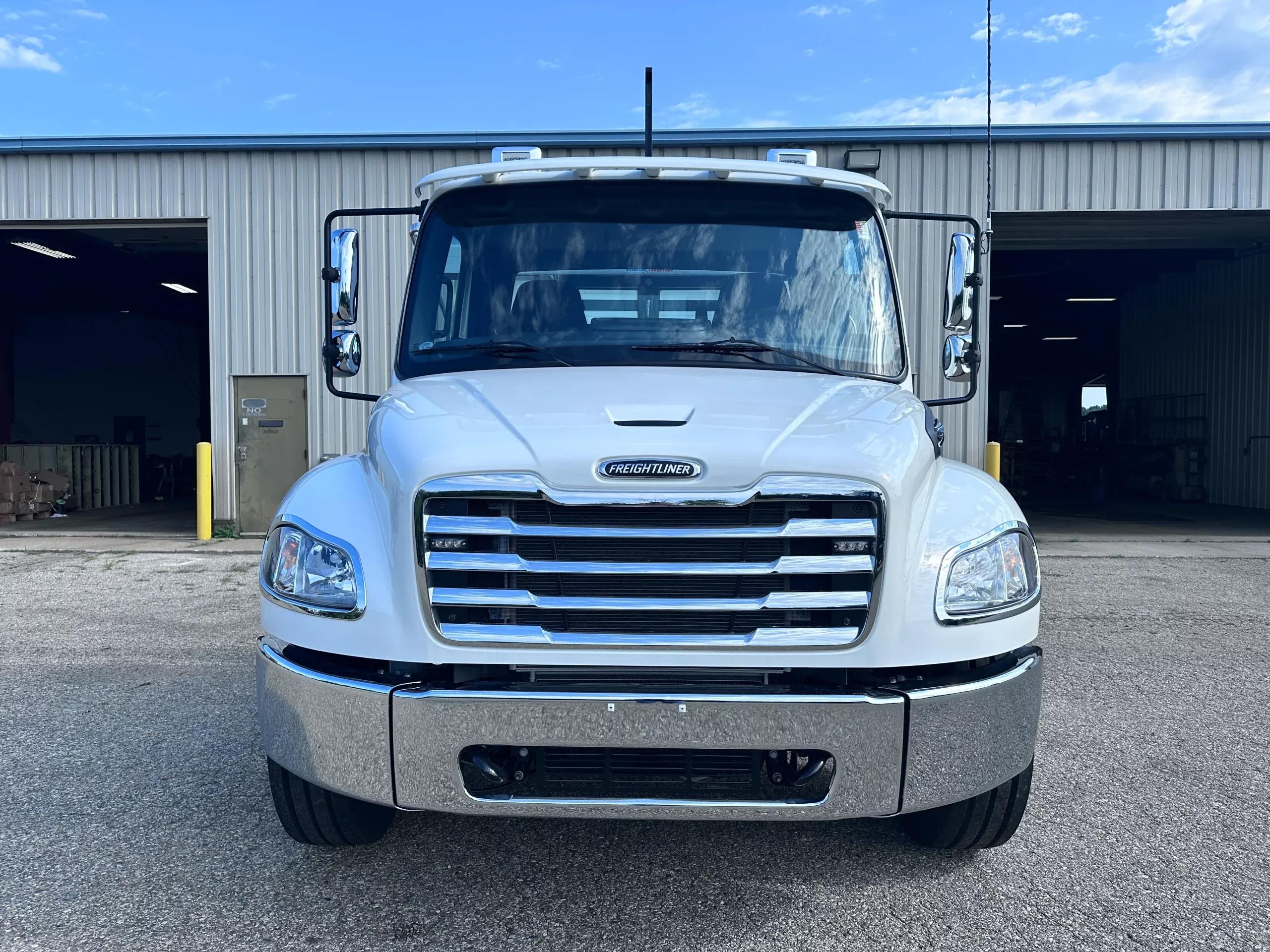 2025 Freightliner M2 106 — photo 2
