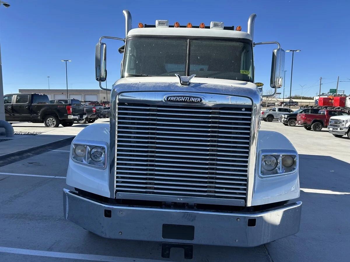 2019 Freightliner 122SD in Amarillo, TX — photo 2