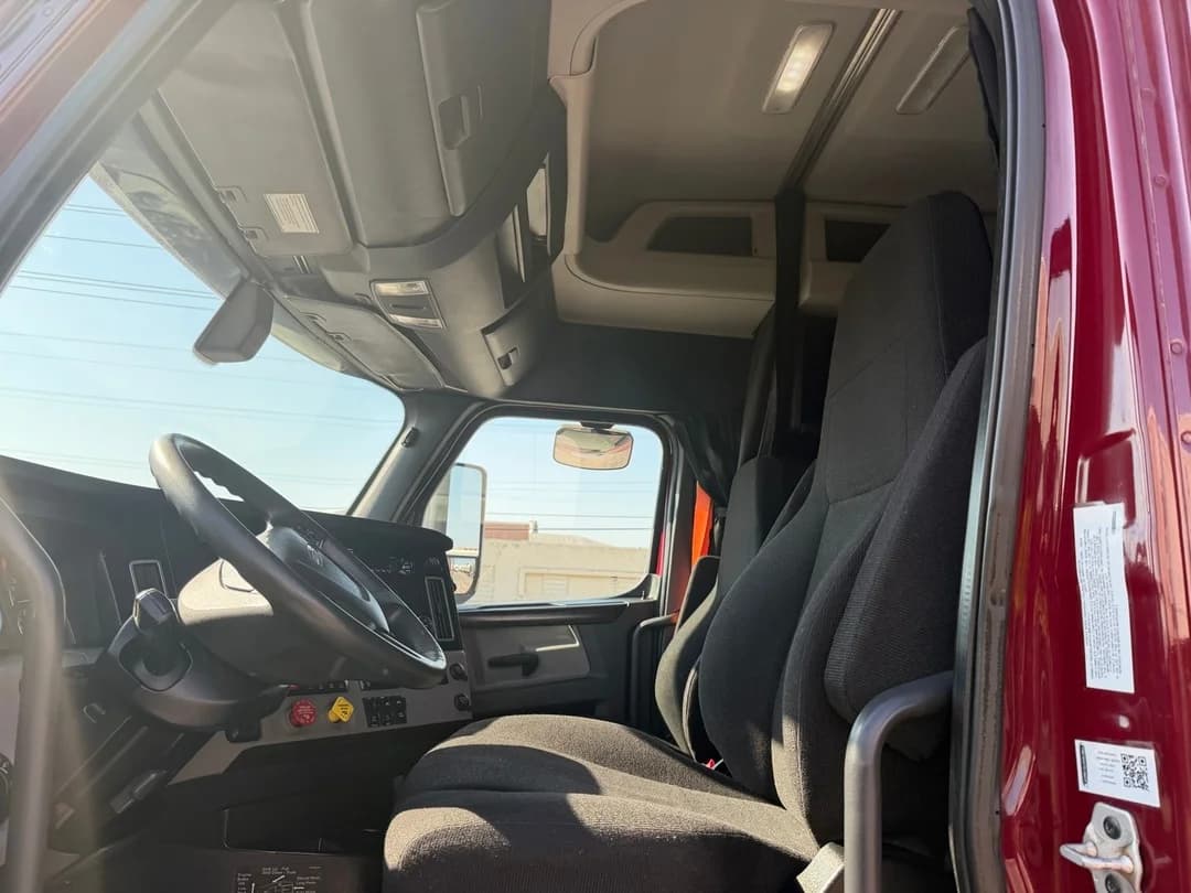 2020 Freightliner Cascadia in Oklahoma City, OK — photo 9