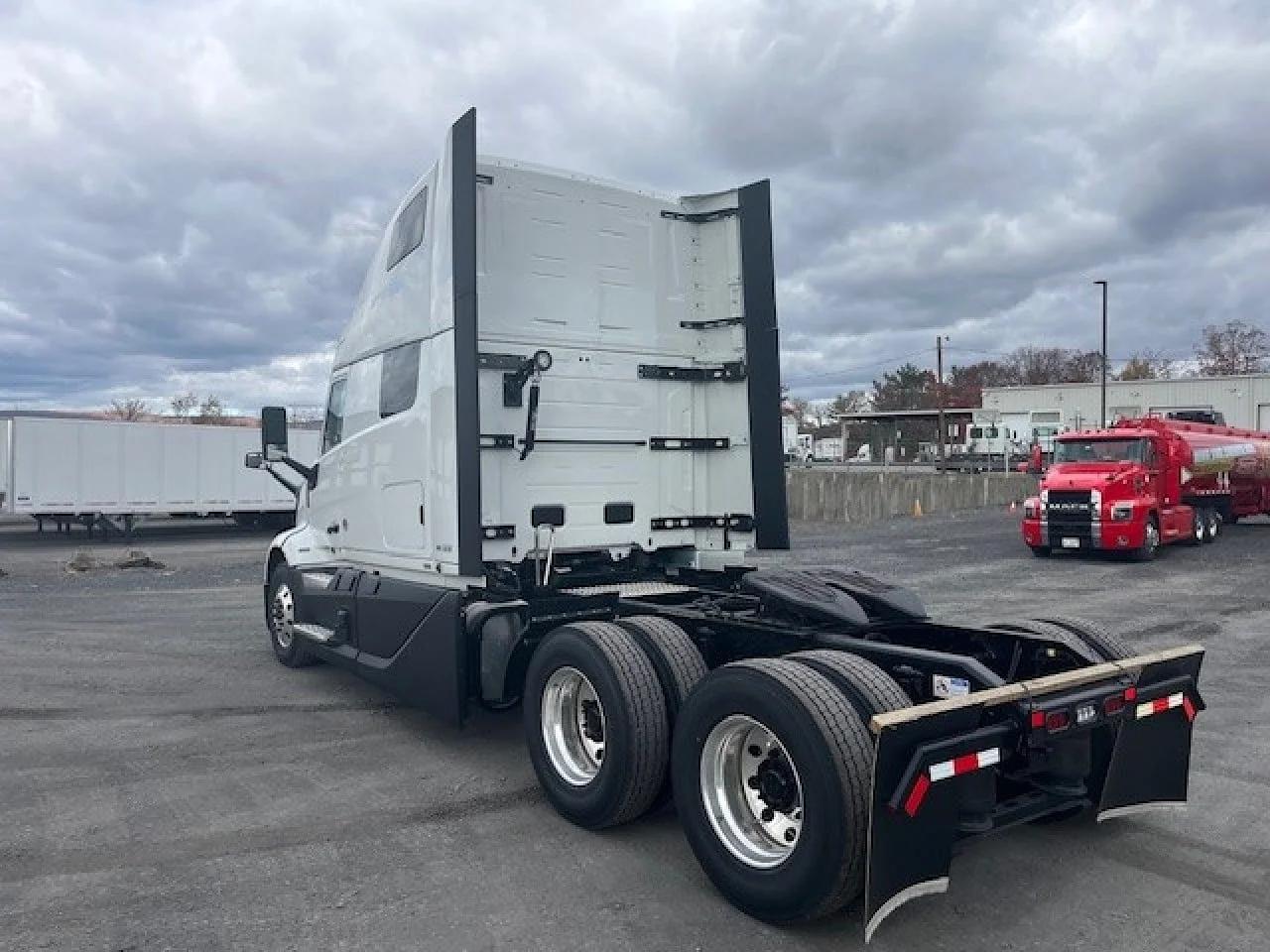 2026 Volvo VNL 860 in DUNMORE, PA — photo 5