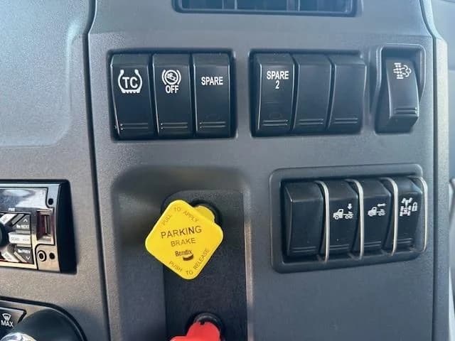 2020 Peterbilt 579 in Fontana, CA — photo 3