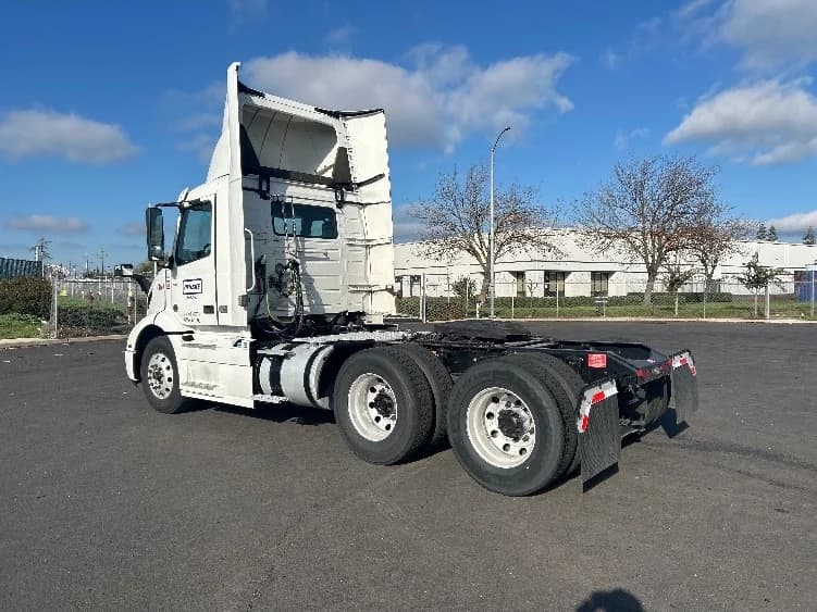 2020 Volvo VNR 640 in Stockton, CA — photo 5