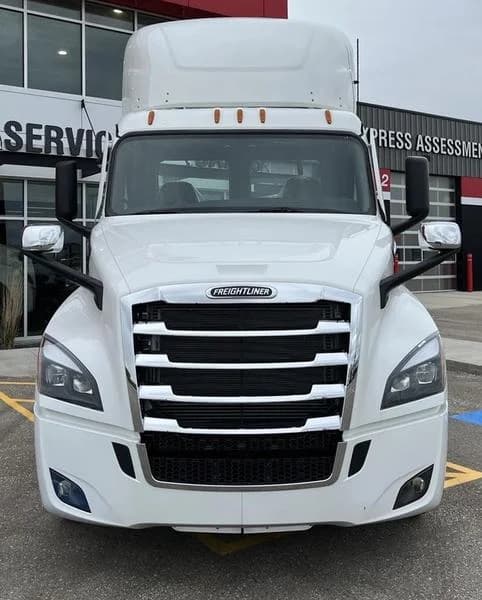 2027 Freightliner Cascadia in Cincinnati, OH — photo 2