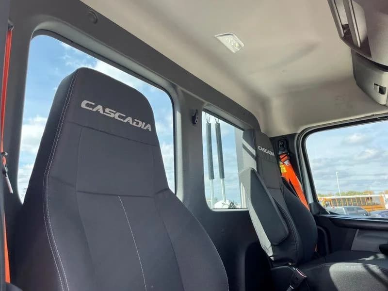 2027 Freightliner Cascadia in Cincinnati, OH — photo 11