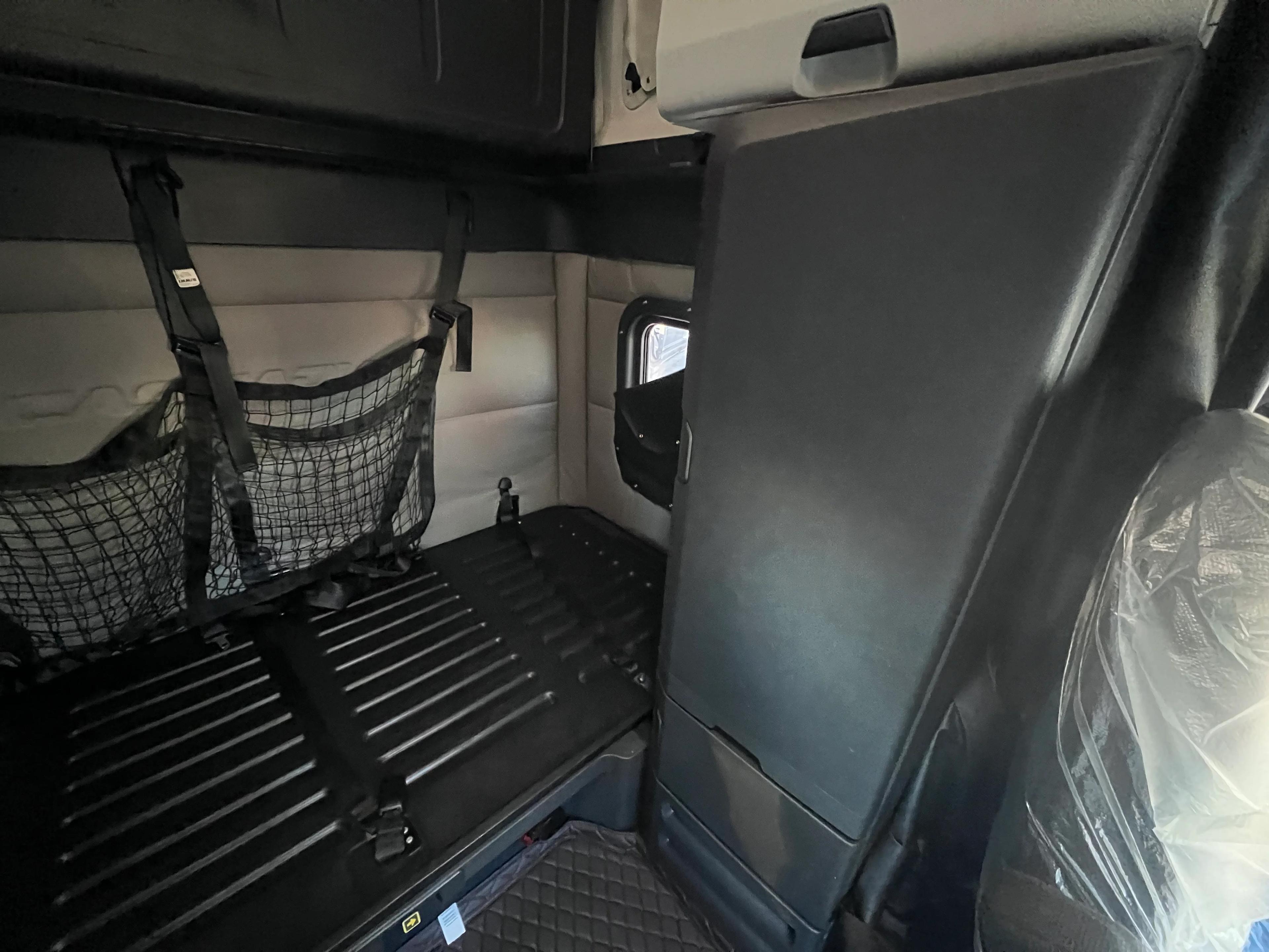 2020 Freightliner Cascadia in Nashville Isuzu, TN — photo 17