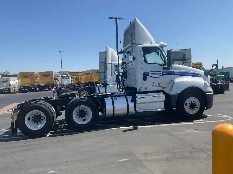 2019 International LT in Stockton, CA — photo 8