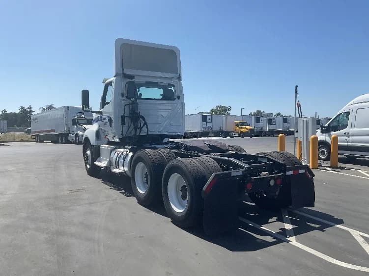2019 International LT in Stockton, CA — photo 5