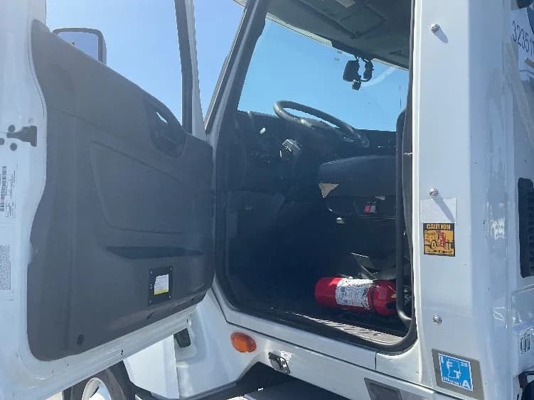 2019 International LT in Stockton, CA — photo 9