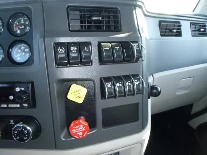2023 Peterbilt 567 — photo 24