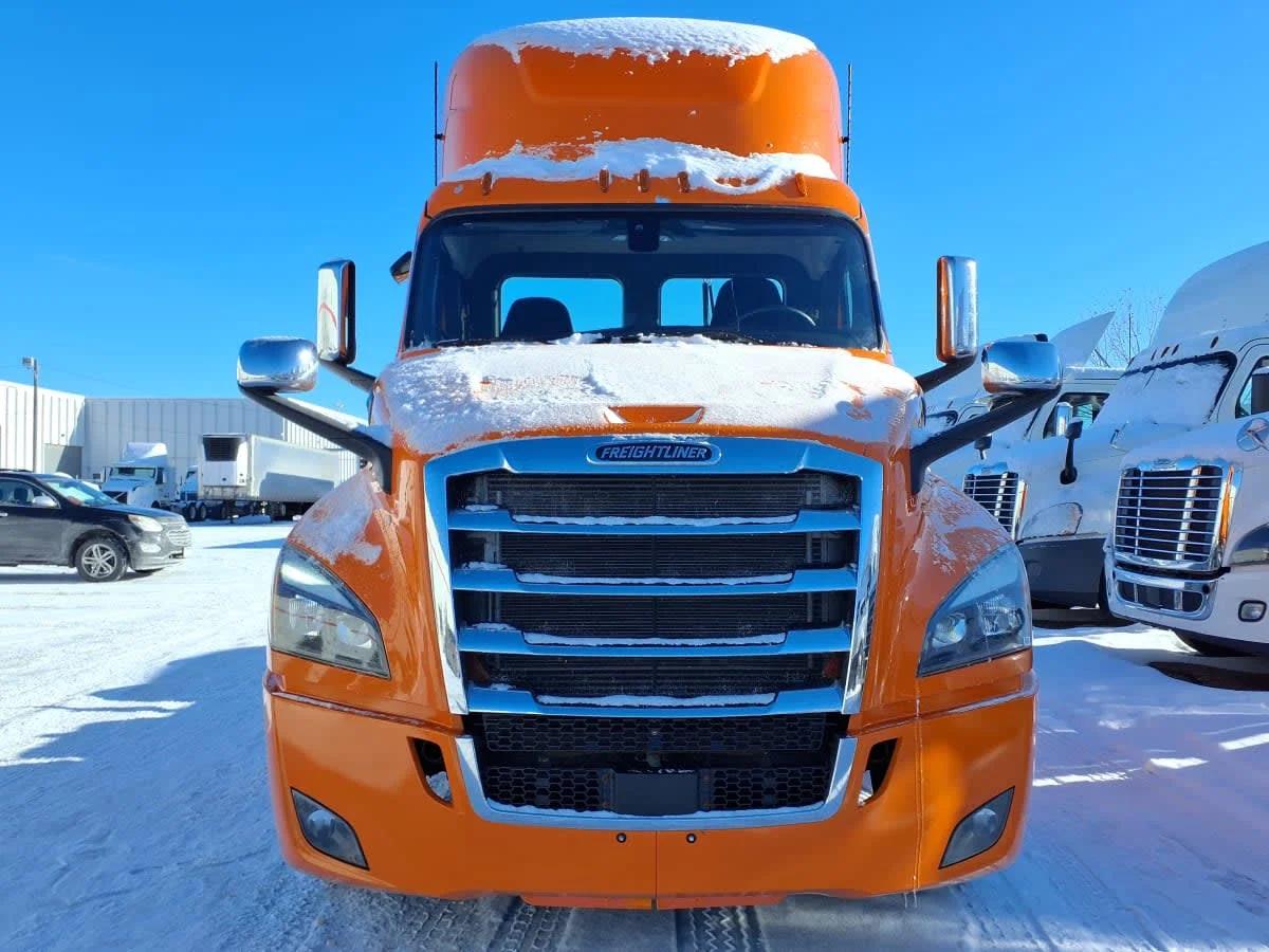 2019 Freightliner Cascadia in Minneapolis, MN — photo 2