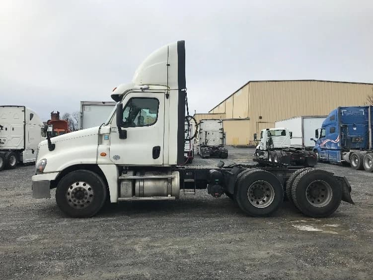 2019 Freightliner Cascadia in Harrisburg, PA — photo 4
