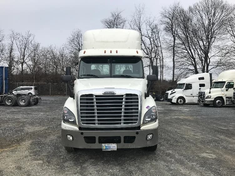 2019 Freightliner Cascadia in Harrisburg, PA — photo 2