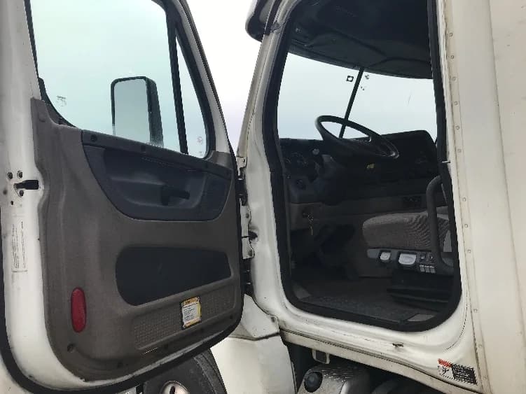 2019 Freightliner Cascadia in Harrisburg, PA — photo 9
