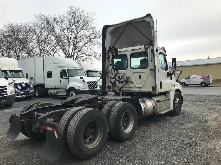 2019 Freightliner Cascadia in Harrisburg, PA — photo 7