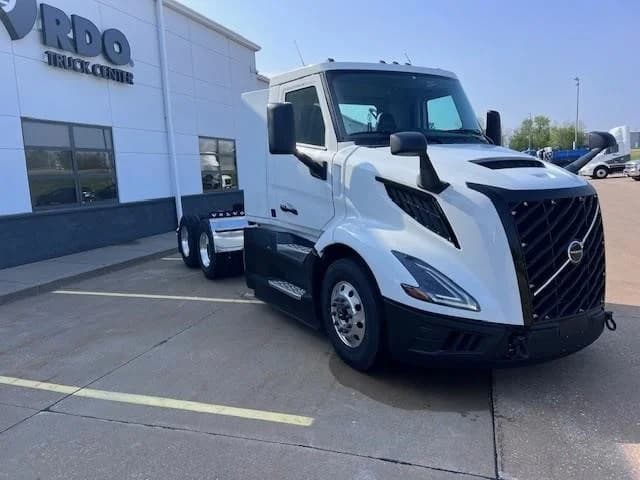 2025 Volvo VNL 300 — photo 3