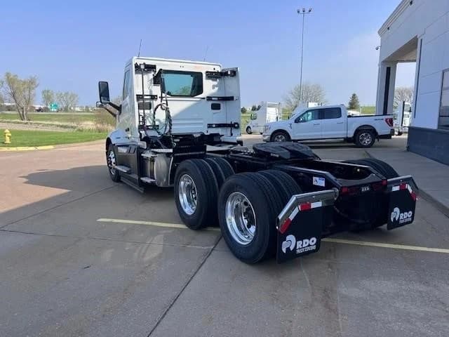 2025 Volvo VNL 300 — photo 6