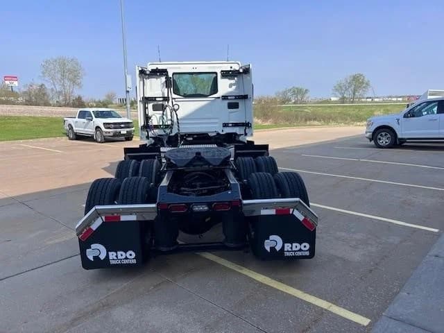 2025 Volvo VNL 300 — photo 4