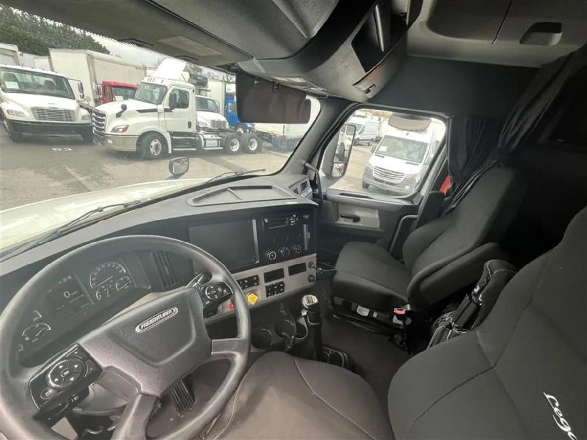 2020 Freightliner Cascadia in Beltsville, MD — photo 7