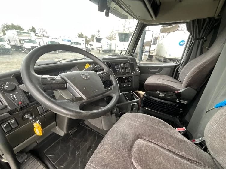 2023 Volvo VNL 760 in Reading, PA — photo 10