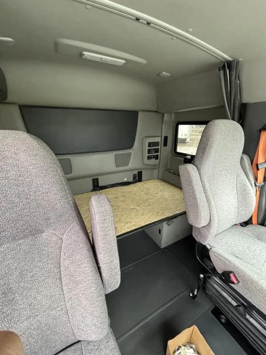 2025 International LT — photo 9