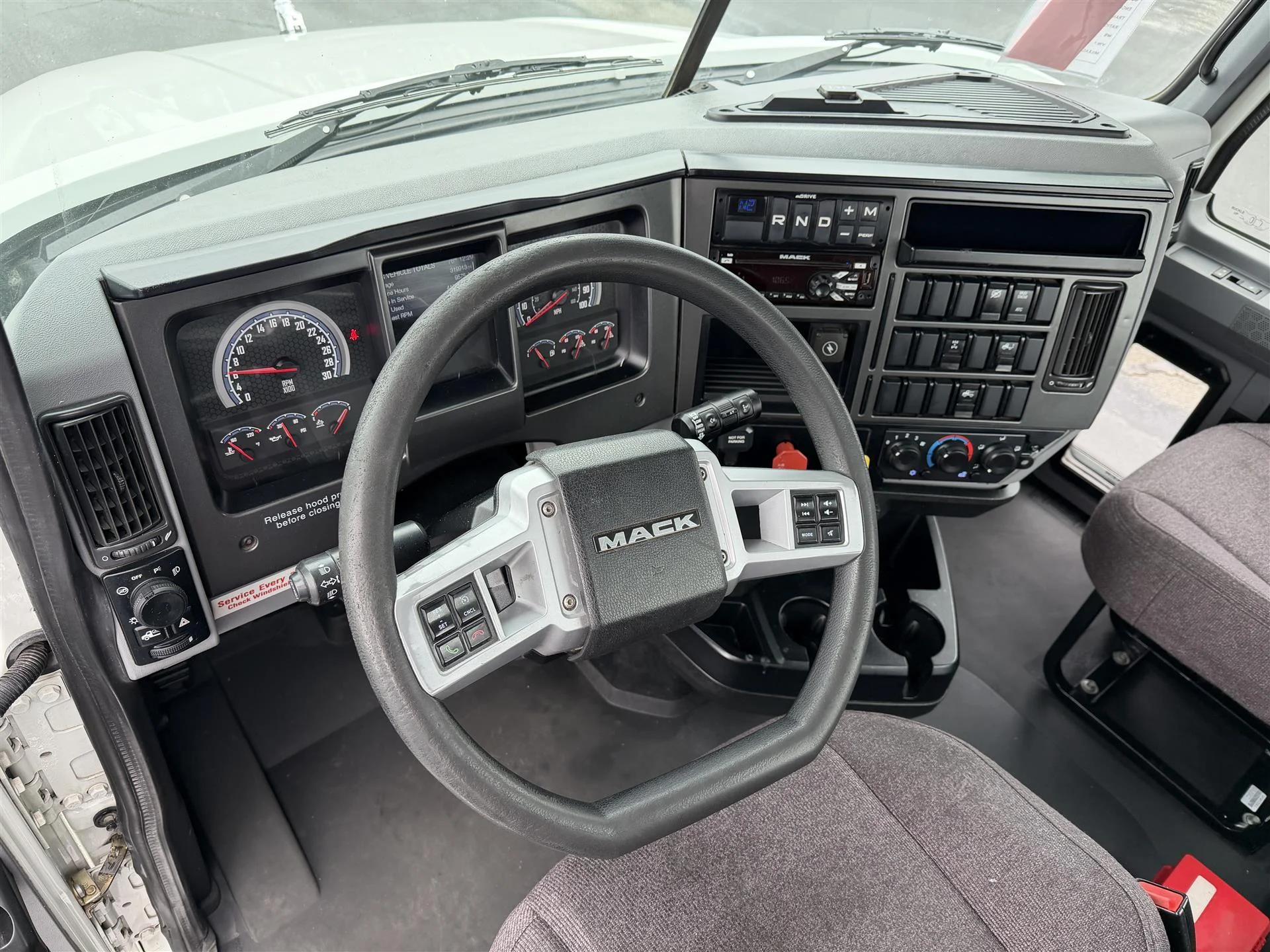 2020 Mack Anthem in Kansas City, MO — photo 7