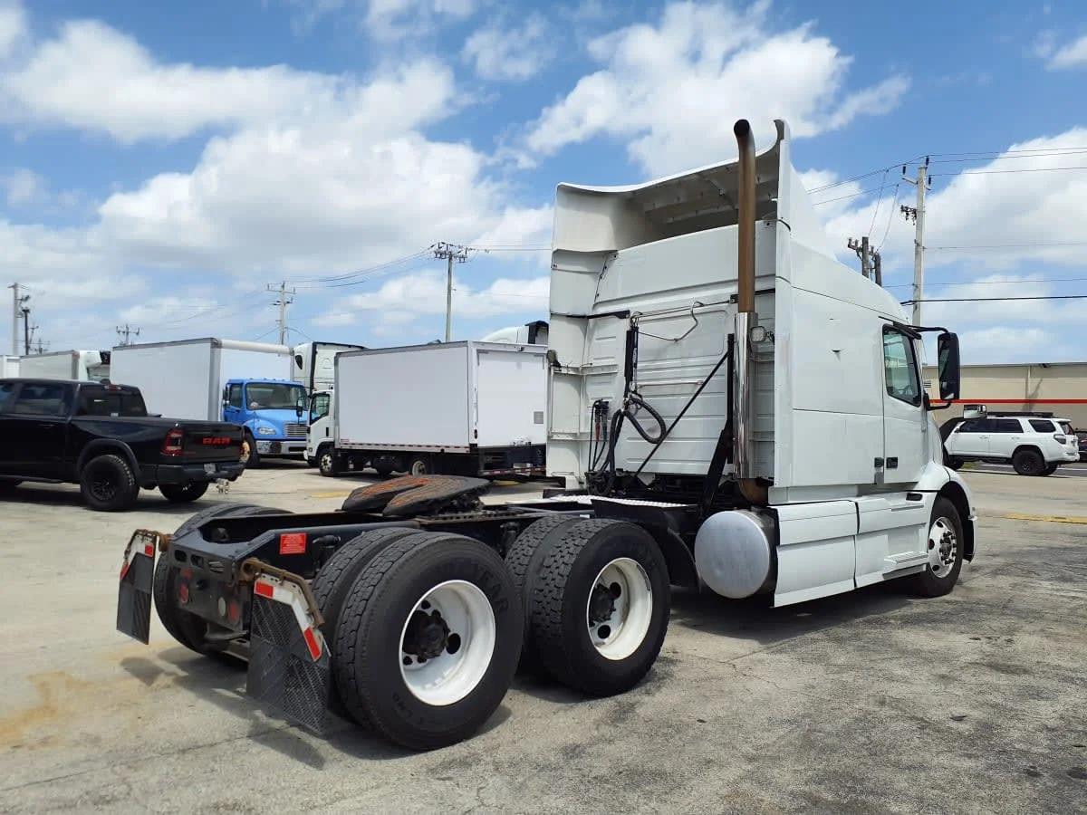 2020 Volvo VNR 640 in Miami, FL — photo 4