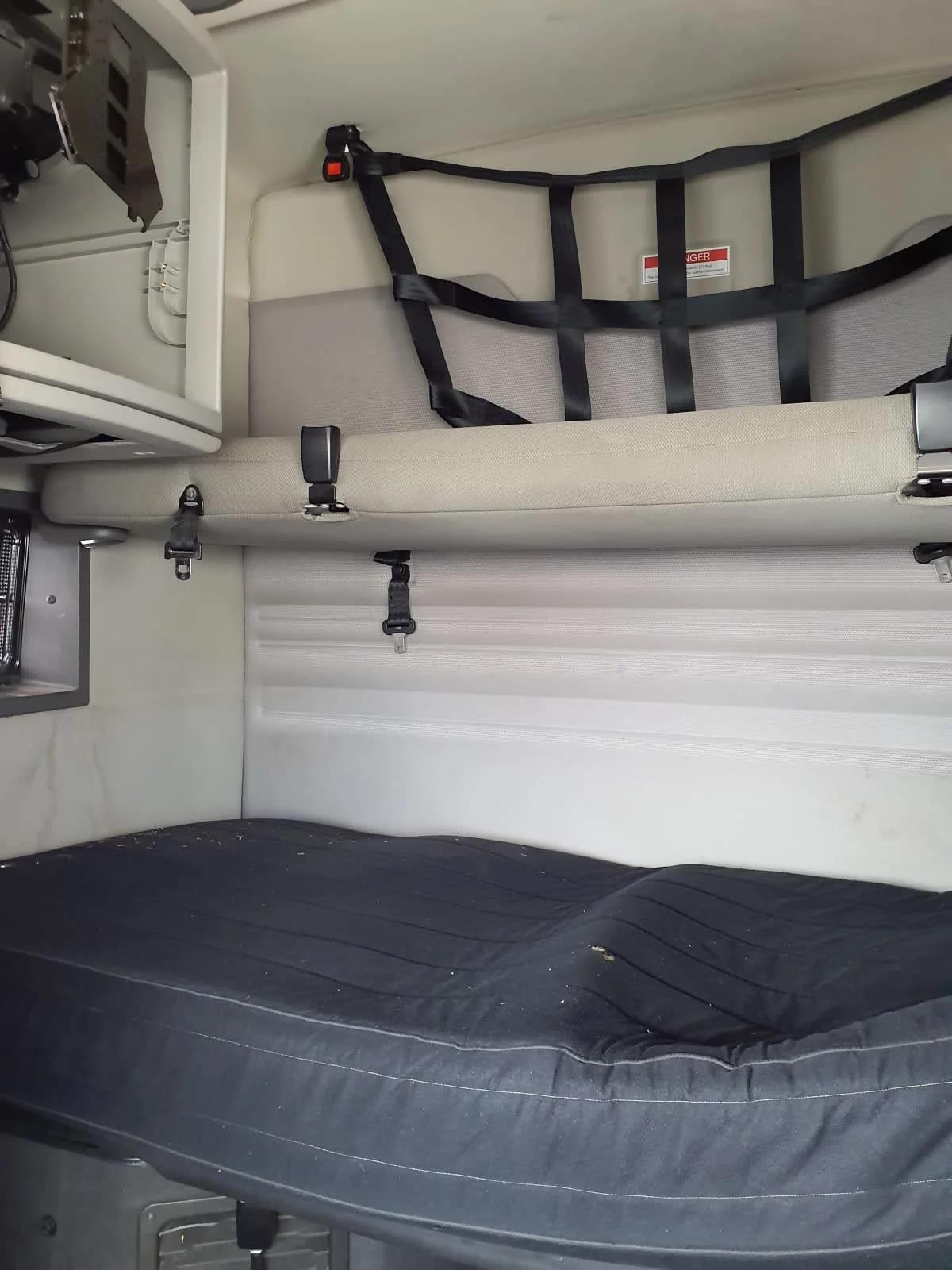 2020 Volvo VNR 640 in Miami, FL — photo 8