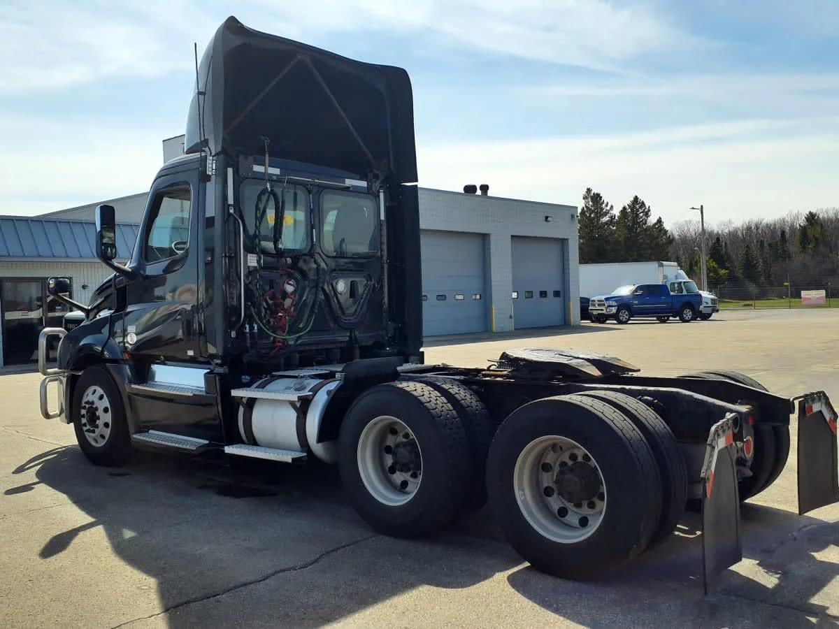 2020 Freightliner Cascadia in Oak Creek, WI — photo 6