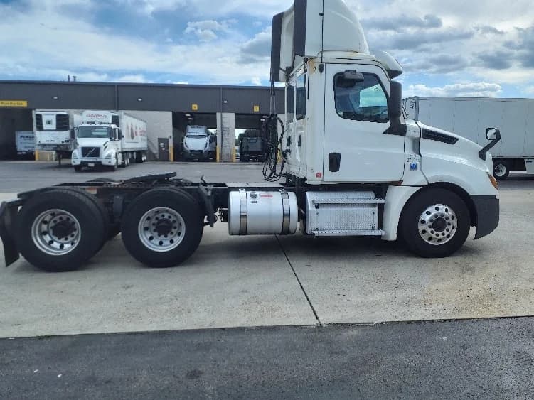 2020 Freightliner Cascadia in Norton, MA — photo 8