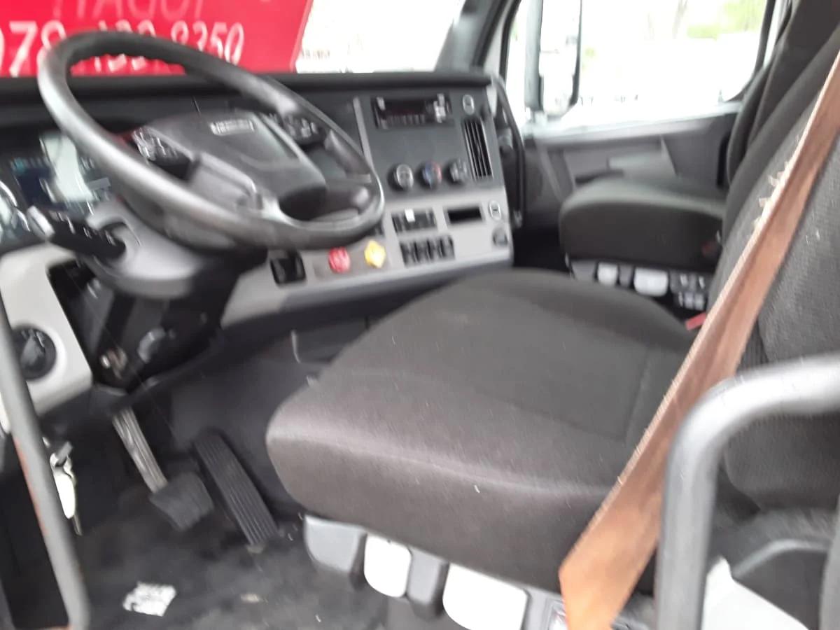 2021 Freightliner Cascadia in Salisbury, MA — photo 7